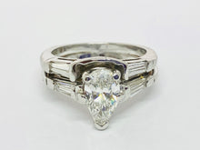 Load image into Gallery viewer, 4 kt White Gold Pear Shape Diamond Ring