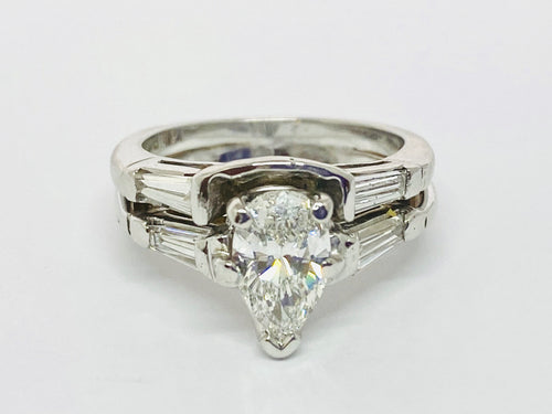 4 kt White Gold Pear Shape Diamond Ring