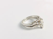 Load image into Gallery viewer, 4 kt White Gold Pear Shape Diamond Ring
